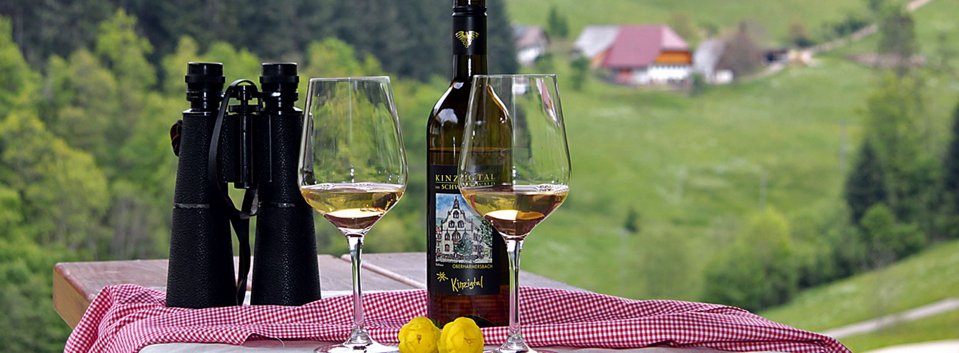 Wein und Fernglas als Deko