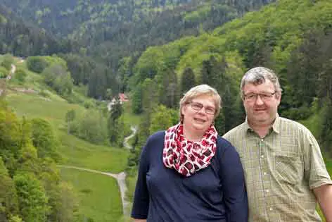 Elke und Thomas Furtwengler mit Zuwald im Hintergrund