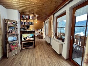 Wohnzimmer mit TV-Regal Ferienwohnung Stinneshof