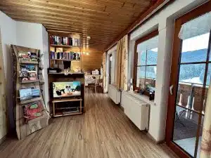 Wohnzimmer mit TV-Regal Ferienwohnung Stinneshof